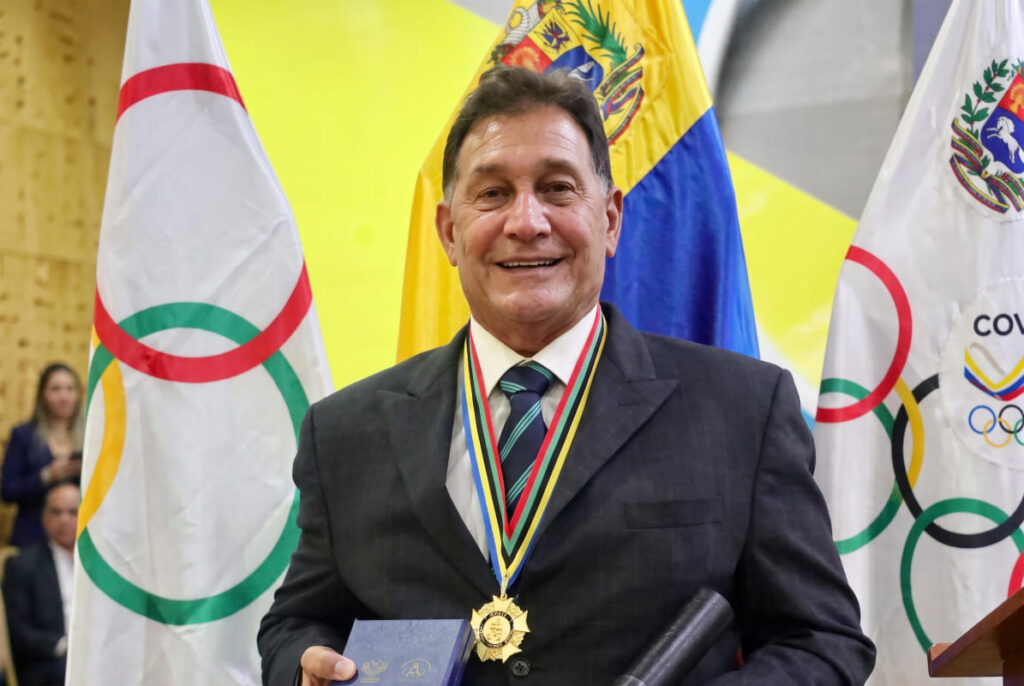 Glen-Sochasky-recibe-la-Orden-Oswaldo-Papelon-Borges-por-parte-del-Comite-Olimpico-Venezolano--768x768