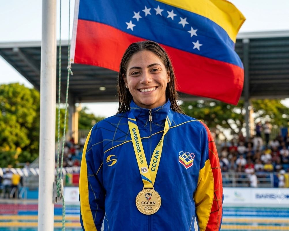 Lismar Lyon celebrando su medalla de oro y récord en el podio del CCCAN Barbados