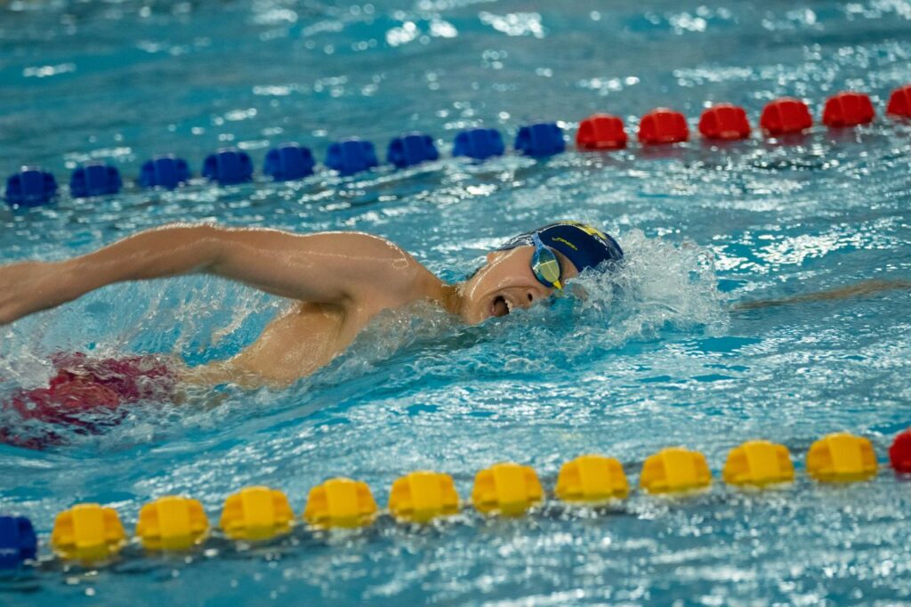 Nadador realizando técnica de respiración en estilo libre durante un entrenamiento de natación en Venezuela. Nadador realizando técnica de respiración en estilo libre durante un entrenamiento de natación en Venezuela.