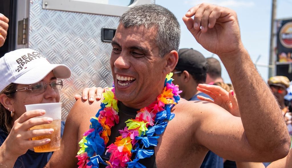 Antonio Saint Aubyn hizo historia al nadar el tramo Margarita-Cumaná (Llegando Celebracion) 